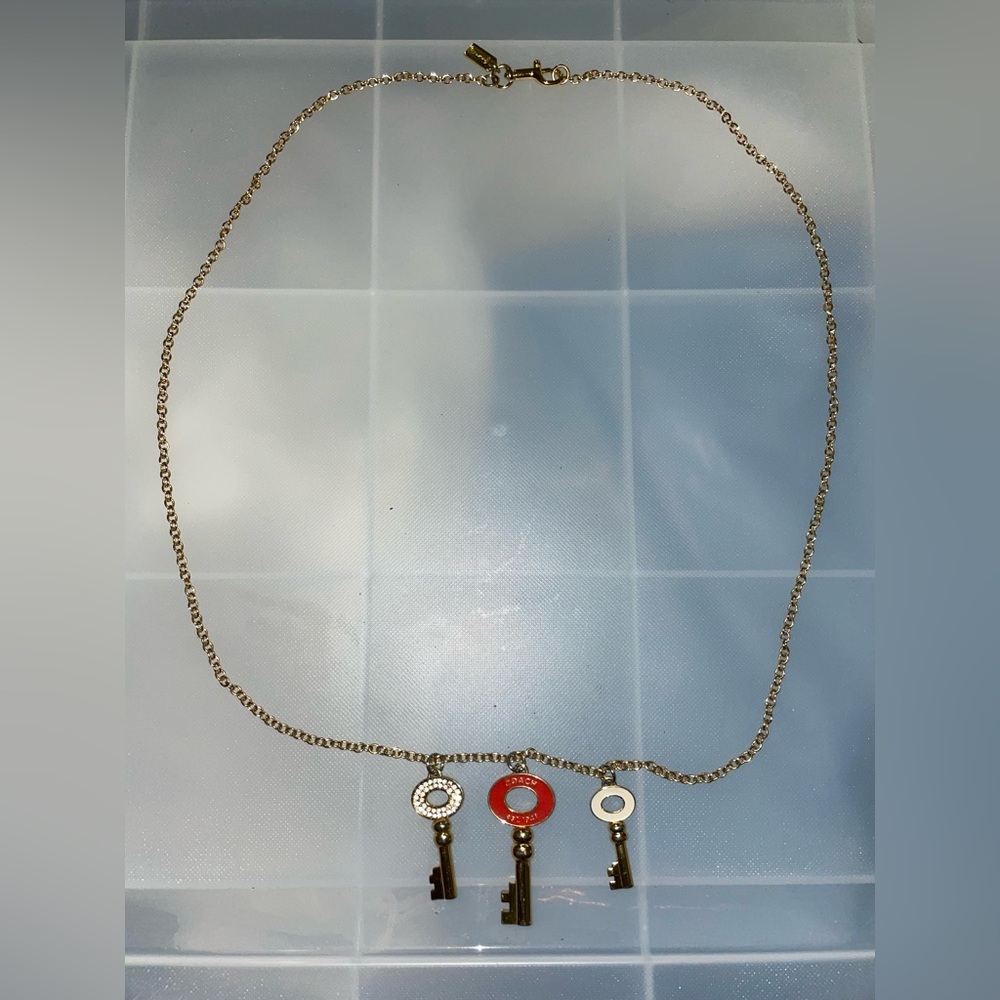COACH SIGNATURE THREE KEY CHARM PENDANTS GOLDTONE 28” LONG NECKLACE CHAIN EUC - Picture 9 of 11